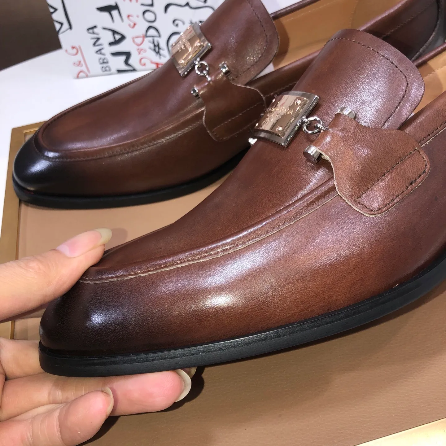 Ex-factory price 500💰DG top quality🔍🔍men's new leather shoes🚹Sold simultaneously at counters⚠Shoe uppers are imported cowhide from Italy, fully imported cowhide lining, imported accessories💪💪, completely 1⃣️ to 1⃣️replica🇮🇹 💪💪, ⚠Sole: The original sole is specially provided by the original factory, the exclusive movable molded sole is super comfortable, ⚠The original factory follows the order, 🔍🔍high quality, you can enter and exit the counter at will, welcome to compare ⚠Number of sizes: 38-44 (45 customized)